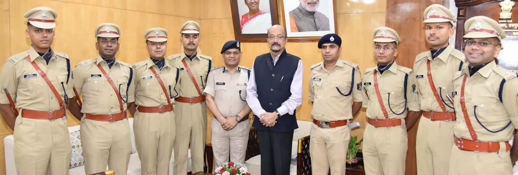 IPS के परीवीक्षाधीन अधिकारियों ने राज्यपाल रमेन डेका से की सौजन्य भेंट