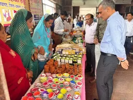 CG: बिहान बाजार में दीदियों के द्वारा उत्पादित सामाग्री लेने के लिए लोगों में काफी उत्साह