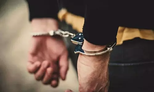 Punjab: पटियाला नारकोटिक्स सेल इंस्पेक्टर एक लाख रुपये की रिश्वत के आरोप में गिरफ्तार Punjab: पटियाला नारकोटिक्स सेल इंस्पेक्टर एक लाख रुपये की रिश्वत के आरोप में गिरफ्तार