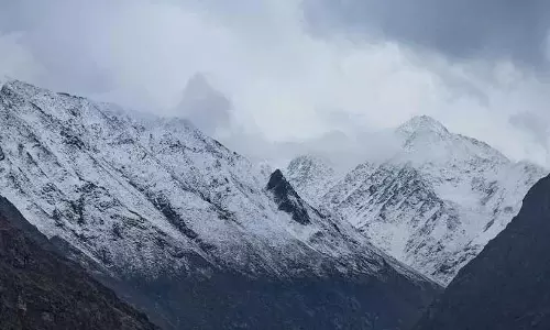 J&K: कश्मीर के ऊंचे इलाकों में हल्की बर्फबारी J&K: कश्मीर के ऊंचे इलाकों में हल्की बर्फबारी