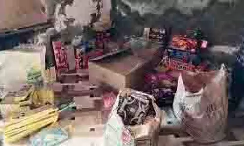Haryana: पुलिस ने पटाखा दुकान पर मारा छापा, 2 क्विंटल पटाखे बरामद Haryana: पुलिस ने पटाखा दुकान पर मारा छापा, 2 क्विंटल पटाखे बरामद