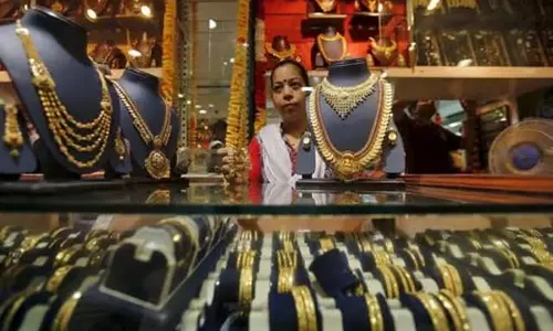धनतेरस: सोने की बिक्री में मात्रा के हिसाब से पांच प्रतिशत की गिरावट धनतेरस: सोने की बिक्री में मात्रा के हिसाब से पांच प्रतिशत की गिरावट