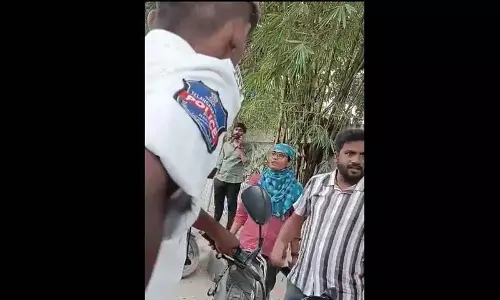 HYD में ट्रैफिक पुलिसकर्मियों से दुर्व्यवहार करने पर एक व्यक्ति पर मामला दर्ज HYD में ट्रैफिक पुलिसकर्मियों से दुर्व्यवहार करने पर एक व्यक्ति पर मामला दर्ज