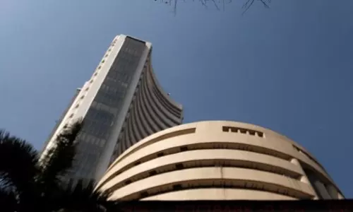 लगातार दूसरे दिन लाल निशान में खुला शेयर बाजार, सेंसेक्स 300 से ज्यादा अंक गिरा