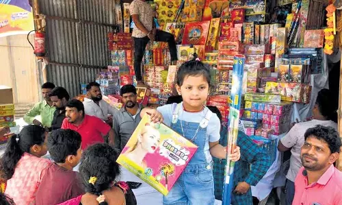 Andhra में बढ़ती कीमतों के बीच पटाखों की बिक्री में सुधार की उम्मीद विक्रेताओं को Andhra में बढ़ती कीमतों के बीच पटाखों की बिक्री में सुधार की उम्मीद विक्रेताओं को