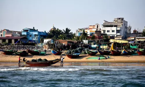 Odisha: चक्रवात दाना के दौरान राज्य के मछुआरों को बचाने के लिए स्वदेशी ट्रांसपोंडर आए