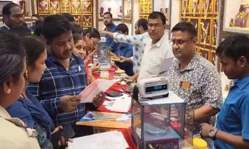 Dhanteras 2024: ओडिशा में आभूषण की दुकानों पर उमड़ी भीड़, कारोबारी बिक्री से खुश