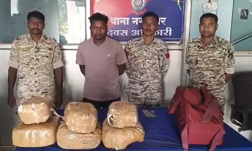 रेलवे क्रॉसिंग के पास गांजा तस्कर पकड़ाए, 2 लाख का माल जब्त