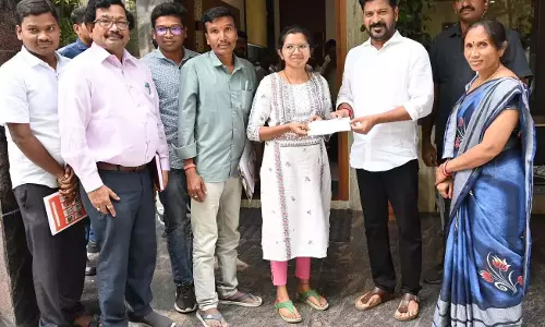 सीएम रेवंत रेड्डी ने आदिवासी लड़की को MBBS की फीस भरने के लिए वित्तीय मदद दी सीएम रेवंत रेड्डी ने आदिवासी लड़की को MBBS की फीस भरने के लिए वित्तीय मदद दी