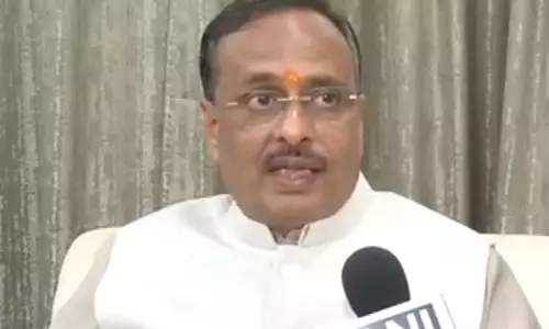 BJP के दिनेश शर्मा ने दिल्ली सरकार के पटाखों पर प्रतिबंध की आलोचना की