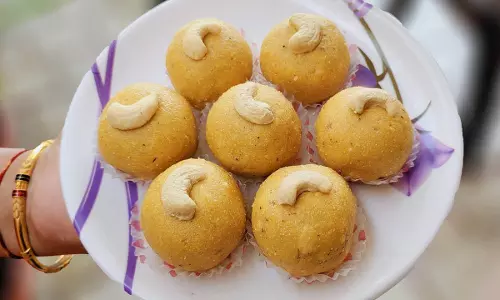 Diwali में भगवान गणेश को चने के आटे से बने लड्डुओं का भोग लगाए Diwali में भगवान गणेश को चने के आटे से बने लड्डुओं का भोग लगाए