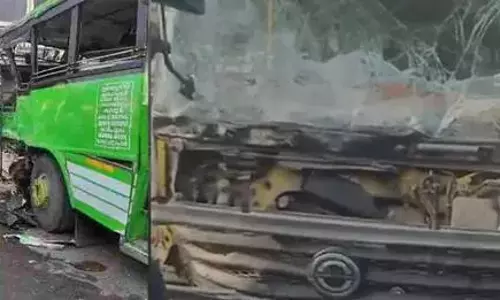 KERALA : कोच्चि में निजी बस और ट्रक की टक्कर में महिला की मौत, कई घायल KERALA : कोच्चि में निजी बस और ट्रक की टक्कर में महिला की मौत, कई घायल