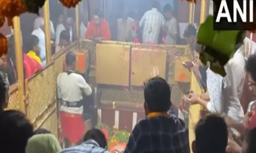 Uttar Pradesh: नरक चतुर्दशी पर प्रयागराज में लेटे हनुमान मंदिर में भक्तों की भीड़ उमड़ी
