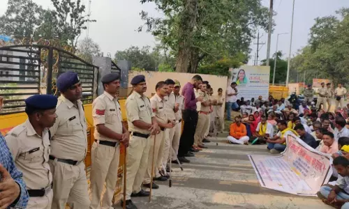 हाथियों के आतंक से परेशान ग्रामीणों ने किया कलेक्टोरेट में धरना प्रदर्शन
