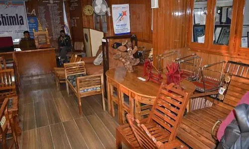 Himachal: जेल के कैदियों द्वारा बनाए गए उत्पाद लोगों को आकर्षित कर रहे