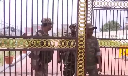 कैश का पहाड़: स्कूल में भारी संख्या में पुलिस की टीम पहुंची, मच गया हड़कंप कैश का पहाड़: स्कूल में भारी संख्या में पुलिस की टीम पहुंची, मच गया हड़कंप