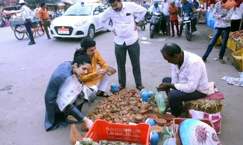 कलेक्टर सपत्नी पहुंचे बाजार, सड़क किनारे लगे दुकानों से की खरीदारी
