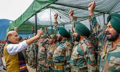 Arunachal : रक्षा मंत्री राजनाथ सिंह सैनिकों के साथ दिवाली मनाने तवांग पहुंचे