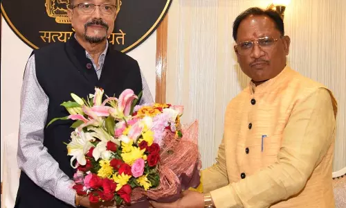 राजभवन पहुंचकर CM विष्णुदेव साय ने राज्यपाल रमेन डेका को दीवाली की शुभकामनाएं दी