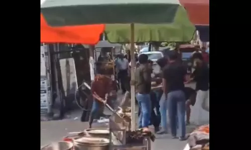 सड़क पर जबरदस्त मारपीट, एक छात्र को दबंगों ने बनाया निशाना, लाठी-डंडों से वार