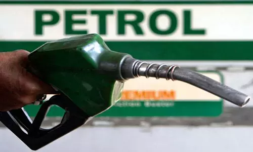 तेल कंपनियों ने डीलर कमीशन बढ़ाया, Petrol and Diesel की कीमतों में कोई बदलाव नहीं तेल कंपनियों ने डीलर कमीशन बढ़ाया, Petrol and Diesel की कीमतों में कोई बदलाव नहीं
