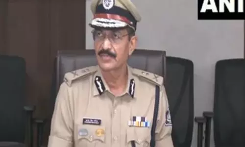 गुजरात पुलिस ने धोखाधड़ी के मामले में पत्रकार महेश लांगा के खिलाफ एक और FIR दर्ज की गुजरात पुलिस ने धोखाधड़ी के मामले में पत्रकार महेश लांगा के खिलाफ एक और FIR दर्ज की