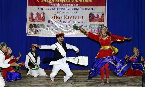Dharamshala में लोक नृत्य और नाटक लोक विरासत का प्रतीक Dharamshala में लोक नृत्य और नाटक लोक विरासत का प्रतीक