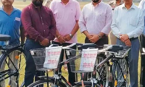 Diwali के उपहार के रूप में फेरीवालों को मिली साइकिलें