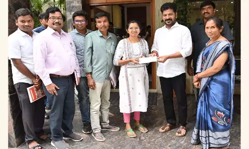 CM रेवंत ने आदिवासी लड़की को एमबीबीएस की फीस भरने के लिए वित्तीय मदद दी