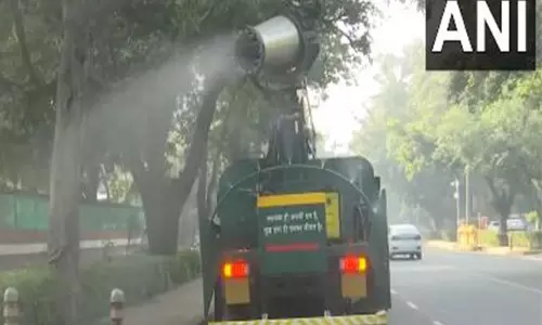 वायु प्रदूषण बढ़ने के बीच धूल कम करने के लिए PWD वाहन दिल्ली में पानी का छिड़काव कर रहे वायु प्रदूषण बढ़ने के बीच धूल कम करने के लिए PWD वाहन दिल्ली में पानी का छिड़काव कर रहे