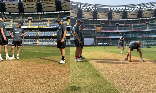 वानखेड़े की पिच की जांच करते New Zealand की टीम को पकड़ा गया वानखेड़े की पिच की जांच करते New Zealand की टीम को पकड़ा गया