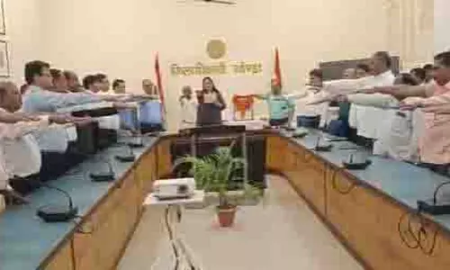 Gonda: जिलाधिकारी ने समस्त अधिकारियों एवं कर्मचारियों को दिलाई शपथ