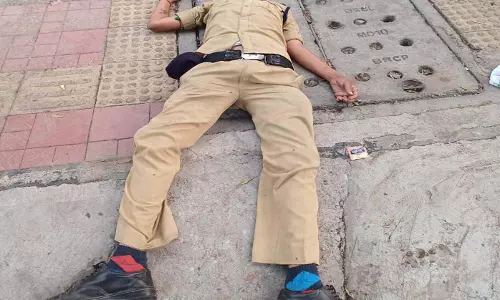CG: दीपावली के अवसर पर नशे में धुत सड़क में पड़ा मिला आरक्षक CG: दीपावली के अवसर पर नशे में धुत सड़क में पड़ा मिला आरक्षक
