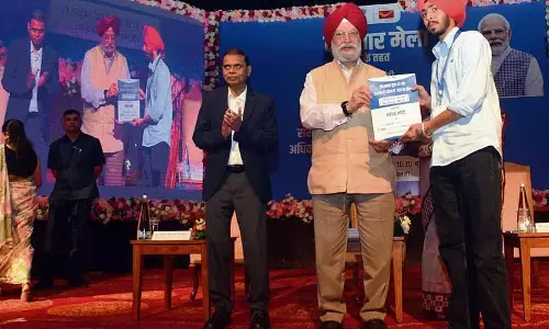केंद्रीय मंत्री Hardeep Singh Puri ने नौकरी के पत्र बांटे