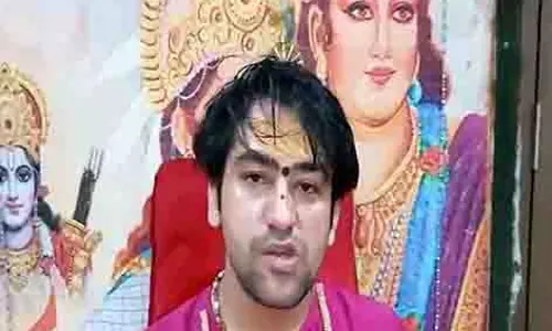 Dhiren Shastri ने पटाखों के इस्तेमाल पर आपत्ति जताने वालों पर निशाना साधा