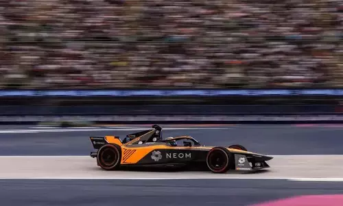 McLaren रेसिंग ने इलेक्ट्रिक वाहन को बढ़ावा देने के लिए एप्पल सप्लायर TDK के साथ साझेदारी की