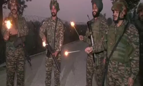 जम्मू में नियंत्रण रेखा पर सेना के जवानों ने मनाई Diwali