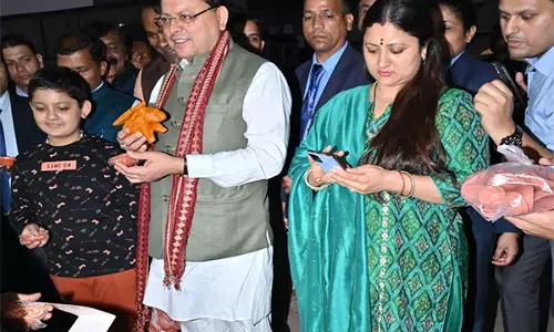 मुख्यमंत्री Dhami ने कारीगरों से खरीदे दीये, वोकल फॉर लोकल की सराहना की