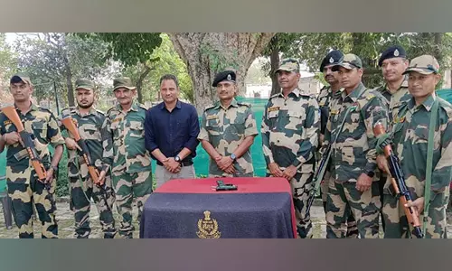 BSF ने अमृतसर और तरनतारन में 5 ड्रोन, संदिग्ध हेरोइन, पिस्तौल बरामद की BSF ने अमृतसर और तरनतारन में 5 ड्रोन, संदिग्ध हेरोइन, पिस्तौल बरामद की