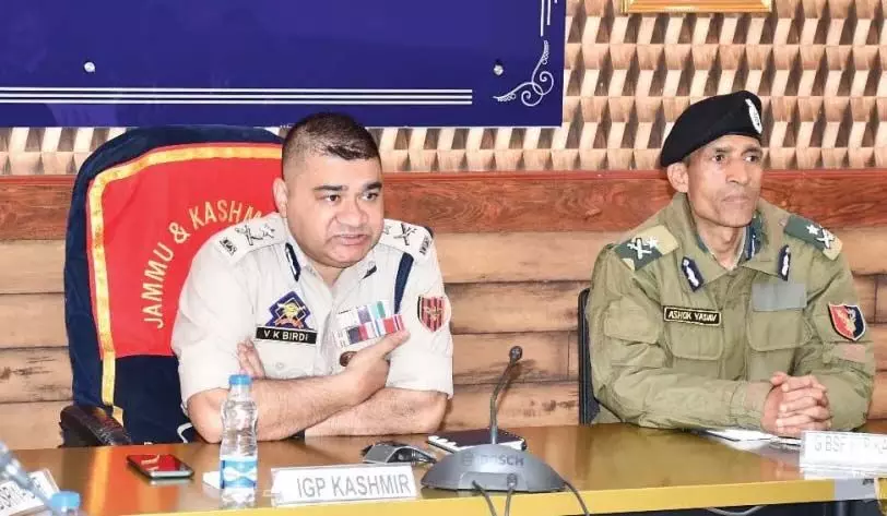 IGP Kashmir ने छात्रों को भारत दर्शन दौरे के लिए हरी झंडी दिखाई