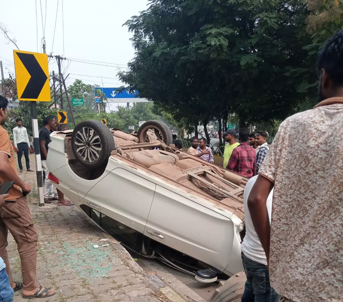 केनाल रोड में पलटी कार, युवती कर रही थी ड्राइव