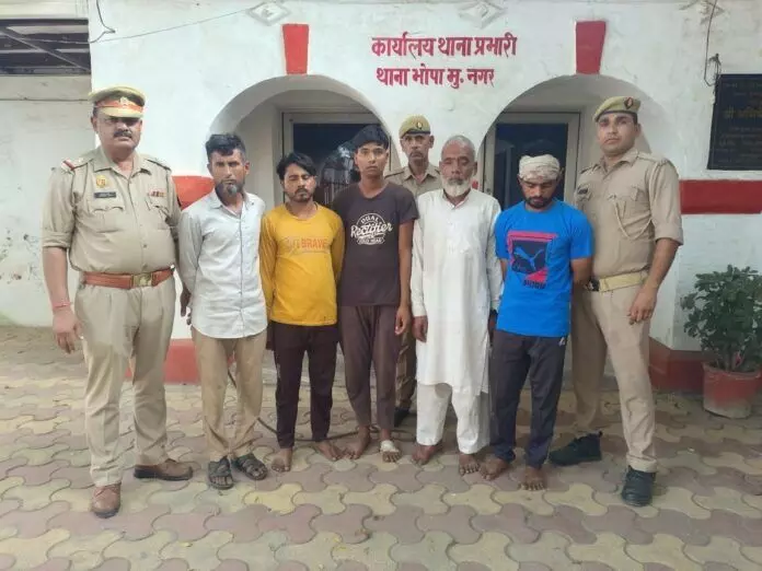 Morna: ग्रामीणों की भीड़ ने नोटिस तामील कराने गए पुलिसकर्मियों पर हमला किया