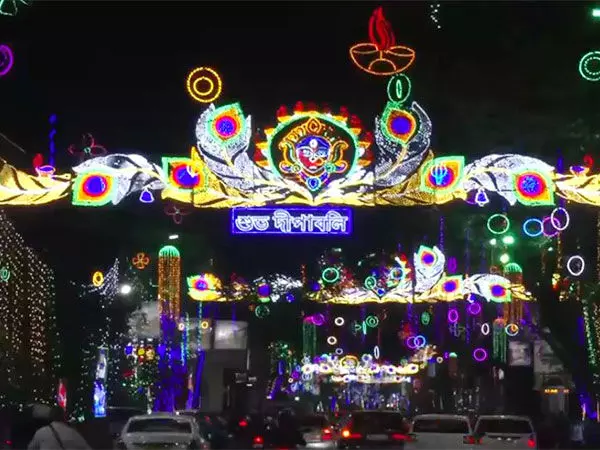 दिवाली और काली पूजा के लिए Kolkata रंग-बिरंगी रोशनी से जगमगा उठा