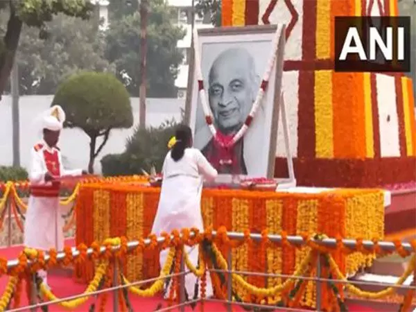 राष्ट्रपति मुर्मू ने राष्ट्रीय एकता दिवस पर Sardar Patel को श्रद्धांजलि अर्पित की