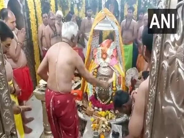 Diwali के अवसर पर उज्जैन के महाकाल मंदिर में की गई आरती