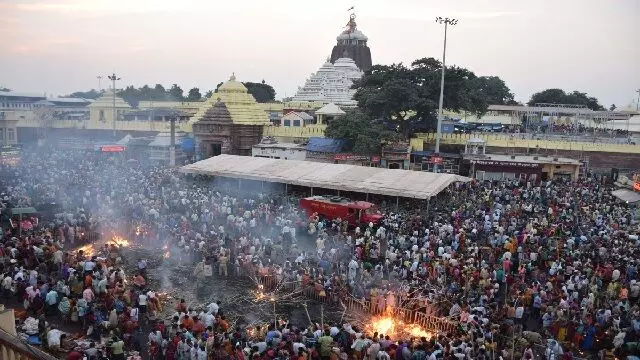 भक्त अपने पूर्वजों को पाय श्राद्ध अर्पित करने के लिए Puri जगन्नाथ मंदिर में उमड़े