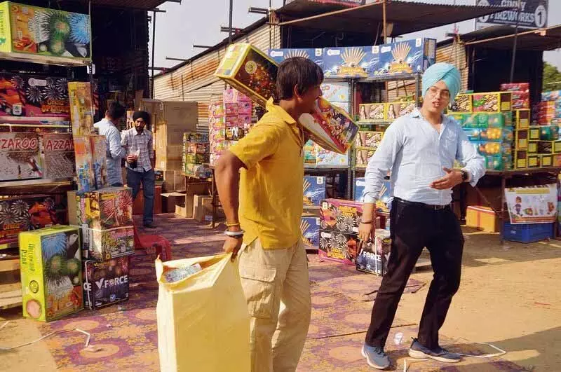 Amritsar: पटाखे जलाते समय सावधानी बरतें