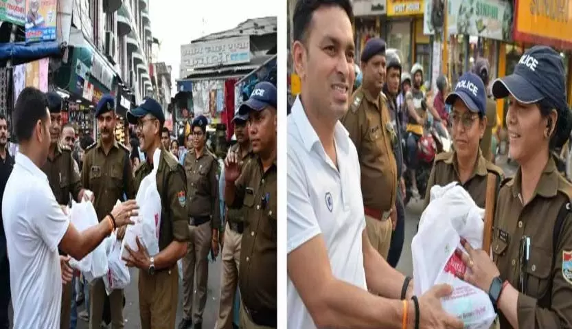 SSP ने ड्यूटी प्वाइंटों में तैनात पुलिसकर्मियों को मिठाई और पटाखे देकर मनाई दीपावली