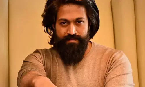 Yash की फिल्म ‘टॉक्सिक’ कथित पेड़ काटने को लेकर कानूनी परेशानी का सामना कर रही Yash की फिल्म ‘टॉक्सिक’ कथित पेड़ काटने को लेकर कानूनी परेशानी का सामना कर रही