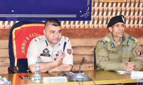 IGP Kashmir ने छात्रों को भारत दर्शन दौरे के लिए हरी झंडी दिखाई